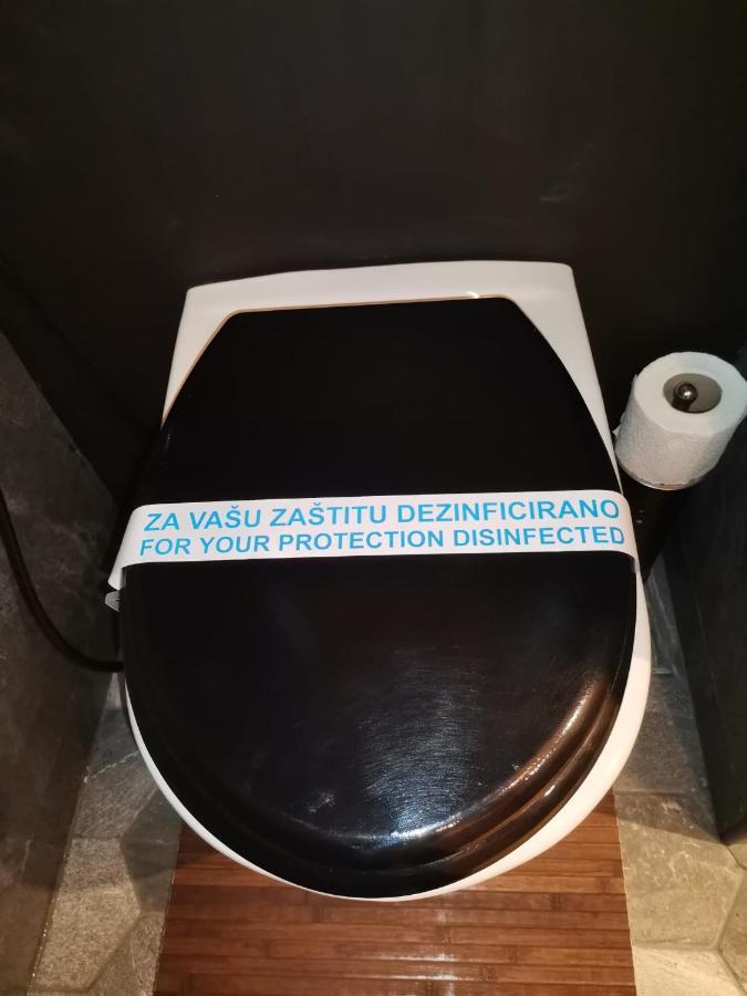Studio Apartman Black & White Centar Sarajevo Free Parking المظهر الخارجي الصورة