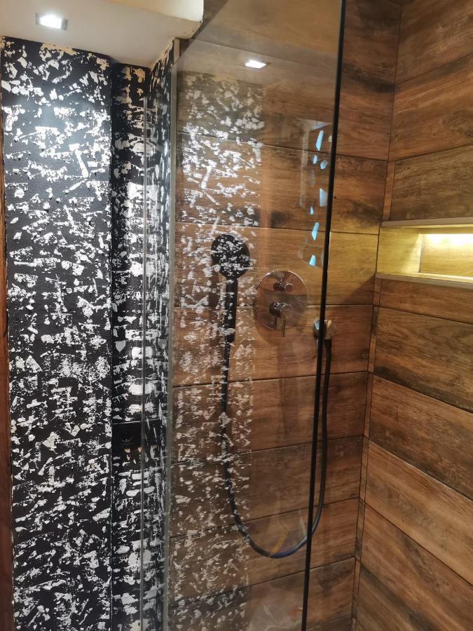 Studio Apartman Black & White Centar Sarajevo Free Parking المظهر الخارجي الصورة